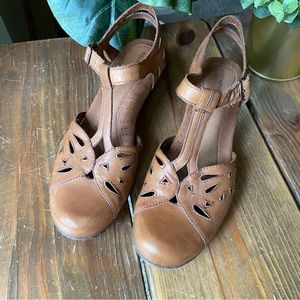 Rockport Aubrey T-Strap Heels in Tan | Size 9